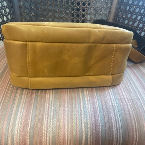 Elegant Brown Leather Messenger Bag for Men - Picture 14 of 16